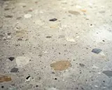 Detalle de suelo de terrazo con fragmentos de piedra. Aprende cómo limpiar suelo de terrazo para mantenerlo impecable.