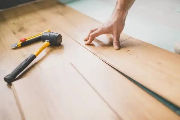Instalación de parquet con martillo y cúter. ¡Soluciones caseras para reparar tu suelo!